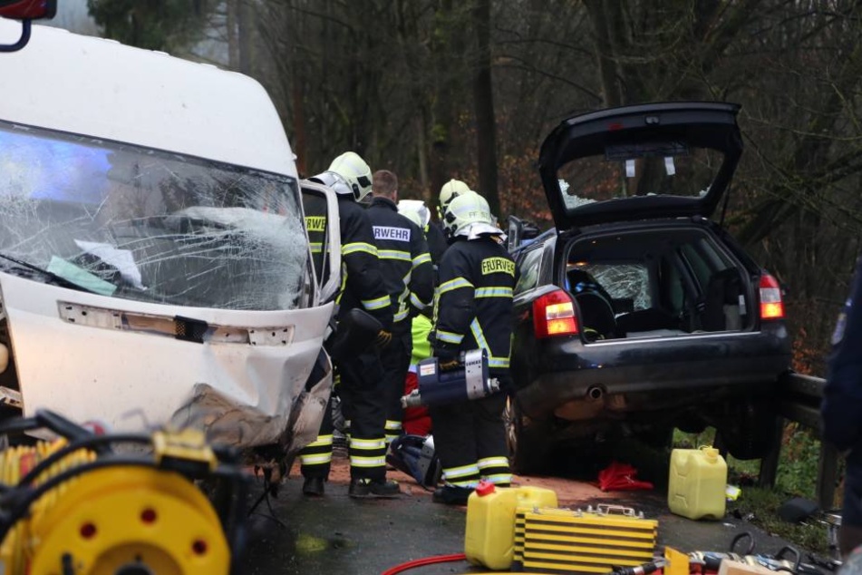 Mit schwerem Gerät musste die Feuerwehr die eingeklemmte, hochschwangere Frau aus ihrem Auto befreien.