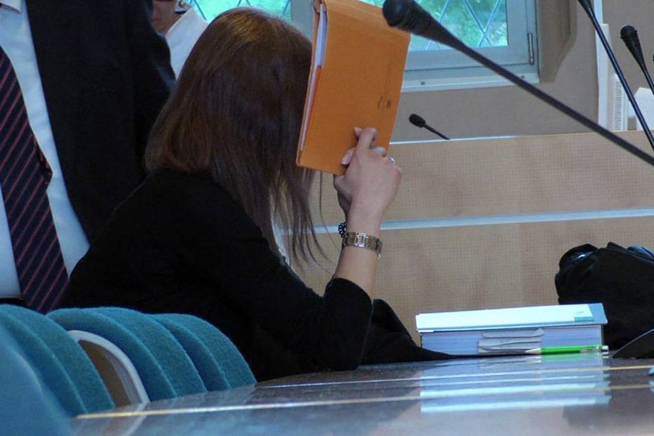 Die 30-jährige Mitangeklagte hatte den Schuldner zuvor mit dem Messer auf Abstand gehalten.