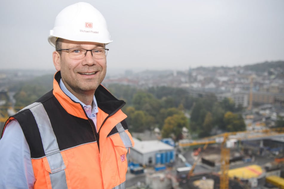 Michael Pradel steht auf dem Turm des Hauptbahnhofs.