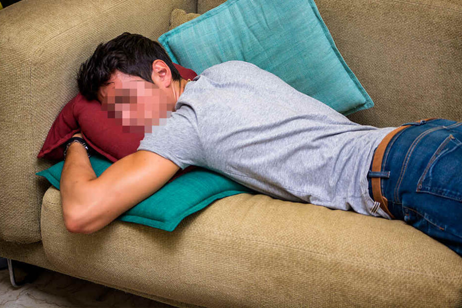Der Mann wollte in der fremden Wohnung auf dem Sofa schlafen. (Symbolbild)