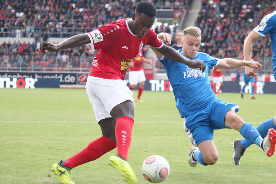 Erfurts Merveille Biankadi (l.) und Guillaume Cros vom FCC duellieren um den Ball.