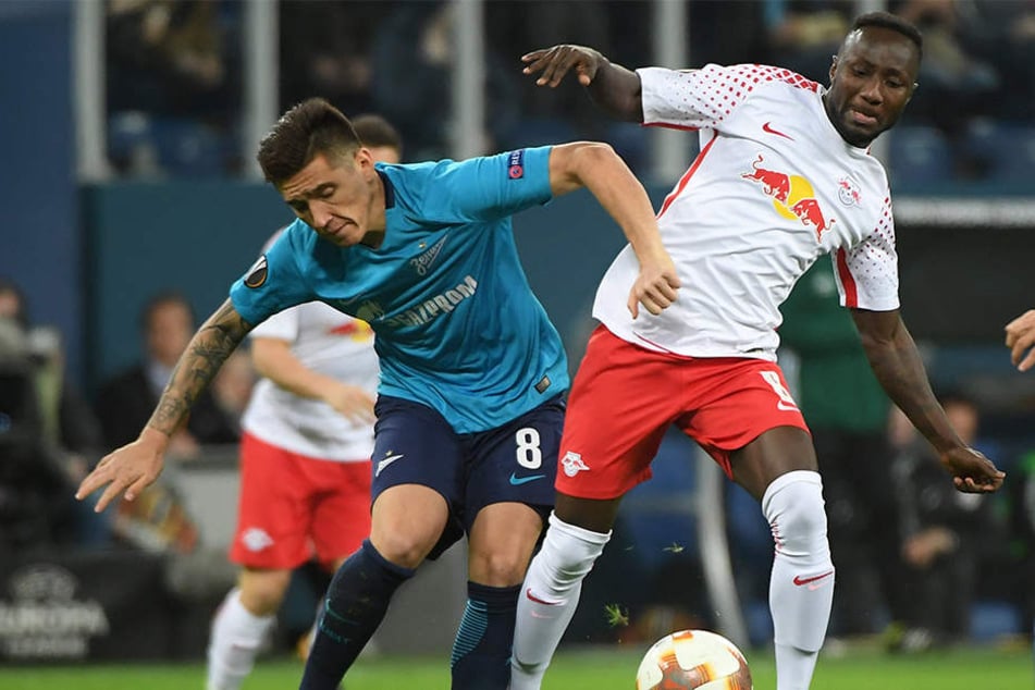 Naby Keita (r., hier gegen Matias Kranevitter) soll im Spiel bei Zenit St. Petersburg rassistisch beleidigt worden sein.