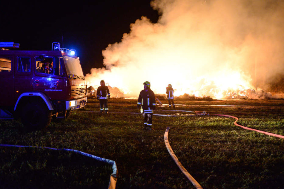 Nahe einem Waldstück bei Barnewitz im Havelland sind in der Nacht zu Freitag über 1000 Strohballen in Brand geraten.