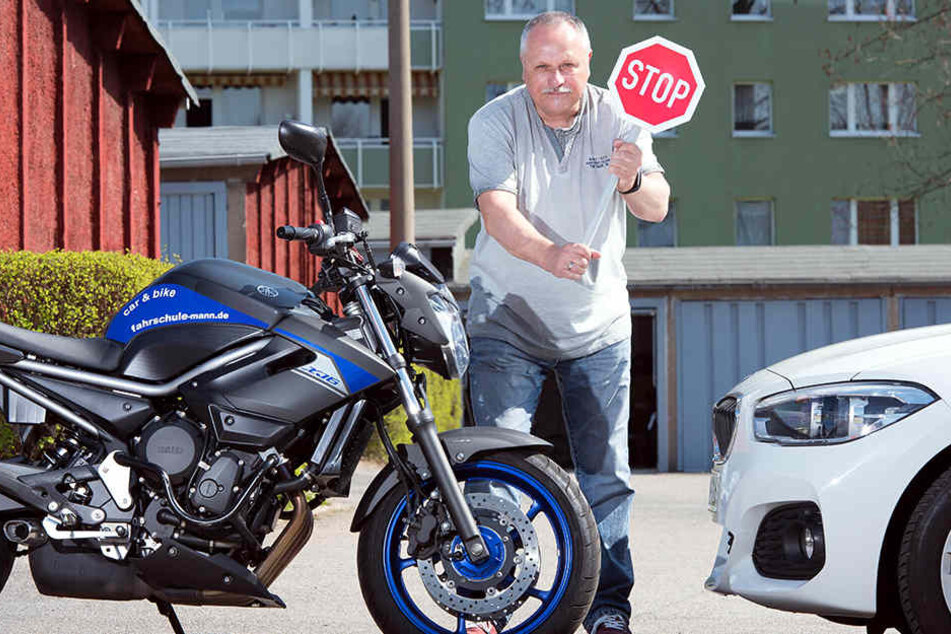 Stopp dem Unfall-Wahnsinn: Fahrlehrer Dietmar Mann (63) fordert mehr Toleranz bei Auto- und Motorradfahrern.