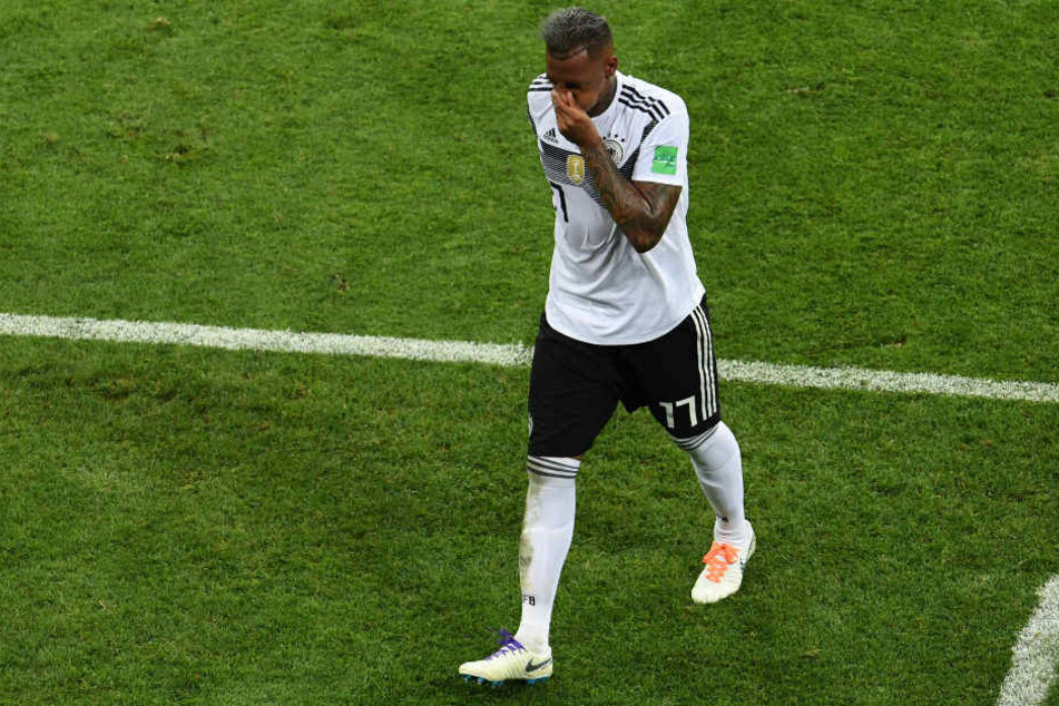 Boateng verlässt nach der gelb-roten Karte gegen Schweden den Platz.