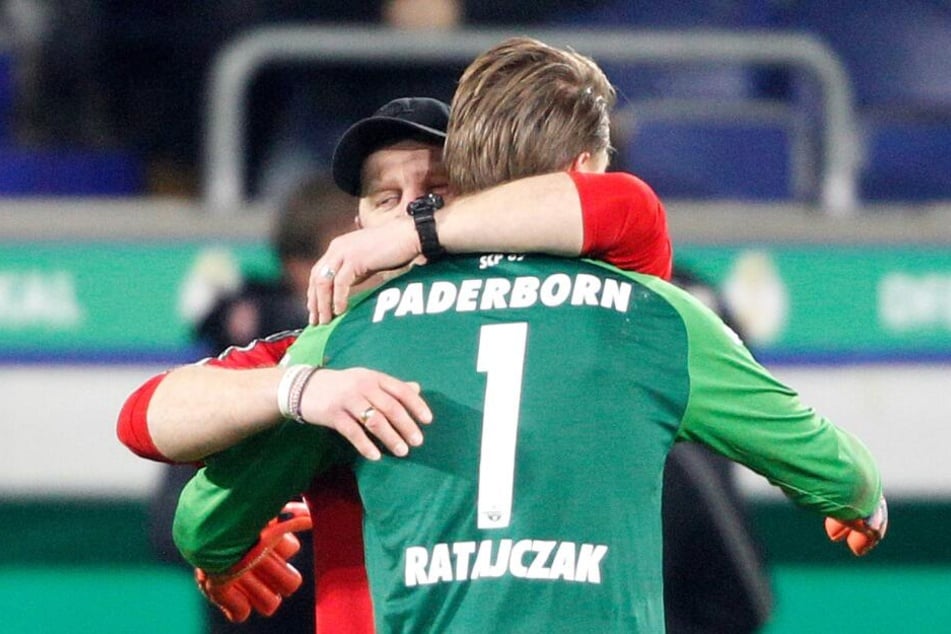 Zusammen mit Torhüter Michael Ratajczak feiert SCP-Trainer Steffen Baumgart das Weiterkommen im DFB-Pokal.