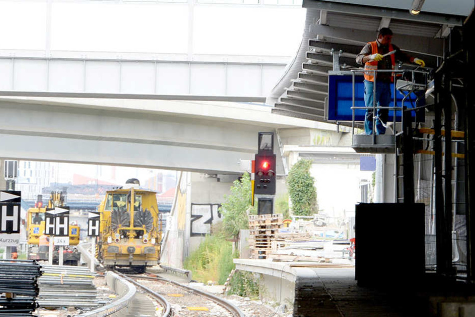 Ab Montag rollen im Bahnhof Ostkreuz wieder die S-Bahnen entlang. Bis dahin wird an den letzten Feinheiten gearbeitet.