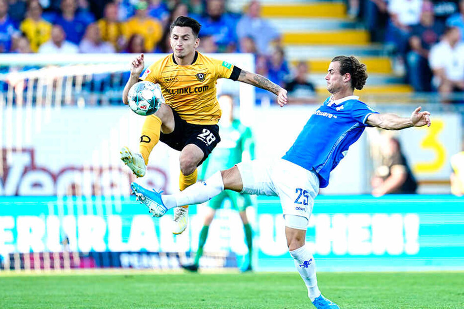 Baris Atik im Duell mit dem Darmstädter Niklas Stark.
