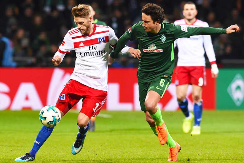 Durchsetzungsstark: Aaron Hunt im Duell mit Bremens Thomas Delaney.