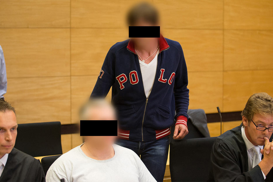 Die Angeklagten Arthur T. (stehend) und Robert D. zwischen seinen Verteidigern am Donnerstag vor Gericht.