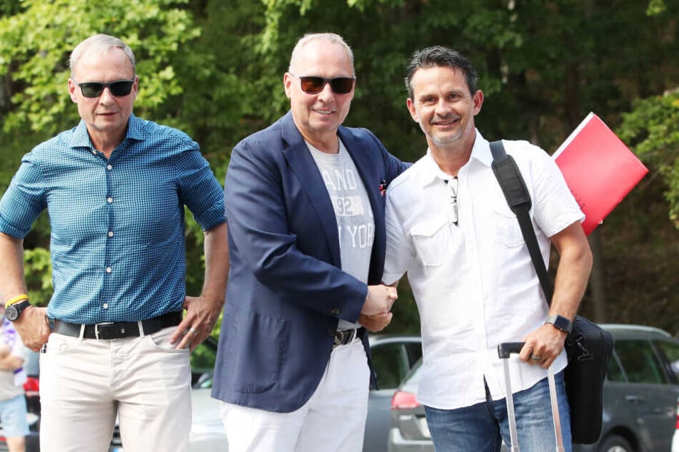 Seine siebte Trainer-Vorstellung ist elf Tage her: Helge Leonhardt (l.) begrüßt Dirk Schuster.