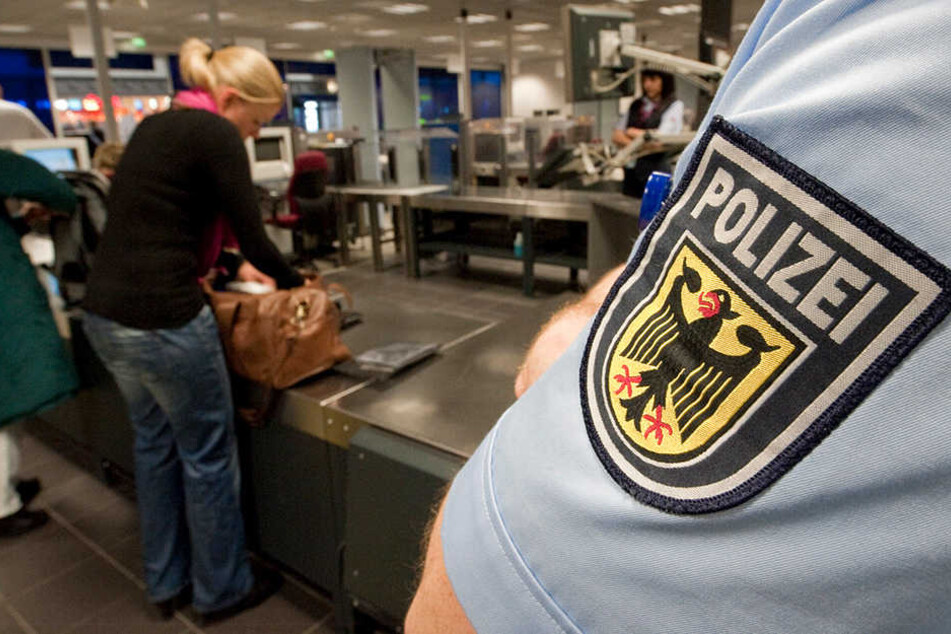 Die Bundespolizei konnte am Leipziger Flughafen gleich zwei Kriminelle hintereinander abfangen (Symbolfoto).