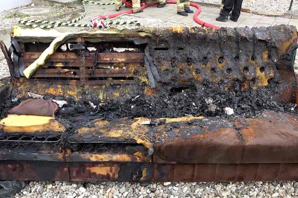 Dieses Sofa soll die 36-jährige Mieterin selbst angezündet haben.