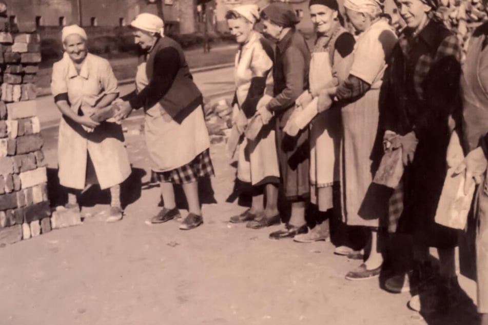 Ein Foto von Trümmerfrauen in Chemnitz bei Aufräumarbeiten nach den verheerenden Bombenangriffen vor 75 Jahren.