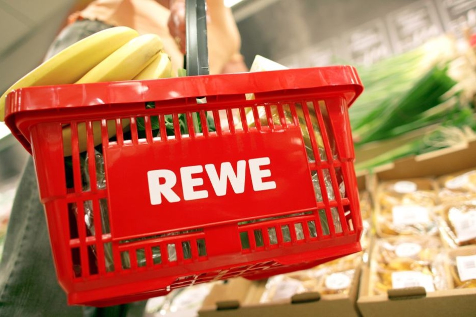 Das Bild zeigt: Bananen und anders Obst passen auch gut ohne Plastiktüte in den Einkaufskorb.