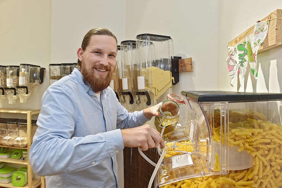 Sven Binner (30) hat in der vergangenen Woche seinen Unverpackt-Laden in Striesen eröffnet.