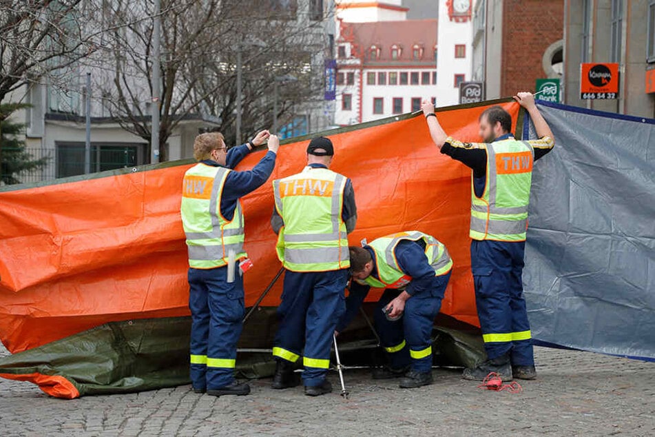 Das THW musste das Unfallopfer mit blickdichten Planen vor Gaffern schützen.