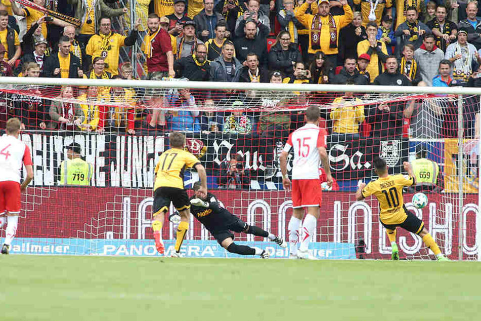 Szene vom 2:0-Hinspielsieg der Dynamos in Regensburg: Aias Aosman (r.) schickt Jahn-Keeper Philipp Pentke beim Elfmeter in die falsche Ecke.
