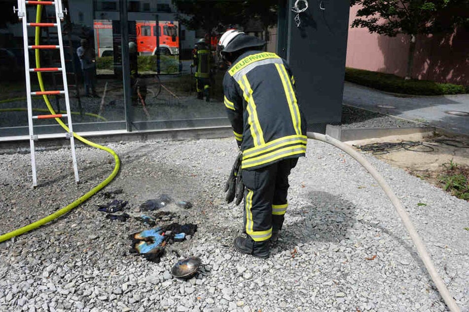 Die betroffenen Geräte wurden draußen von der Feuerwehr gelöscht.