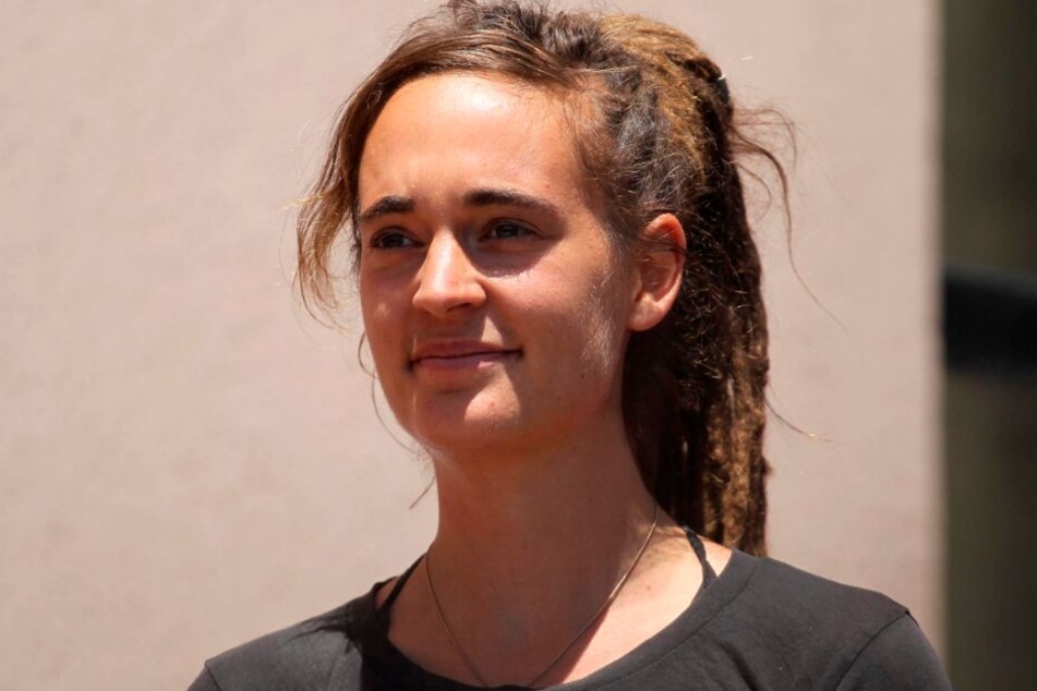 Carola Rackete verlässt nach ihrer Anhörung durch die Staatsanwaltschaft das Gebäude.