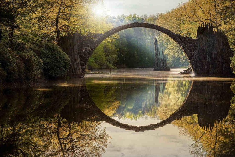 Die Rakotzbrücke im Kromlauer Park.