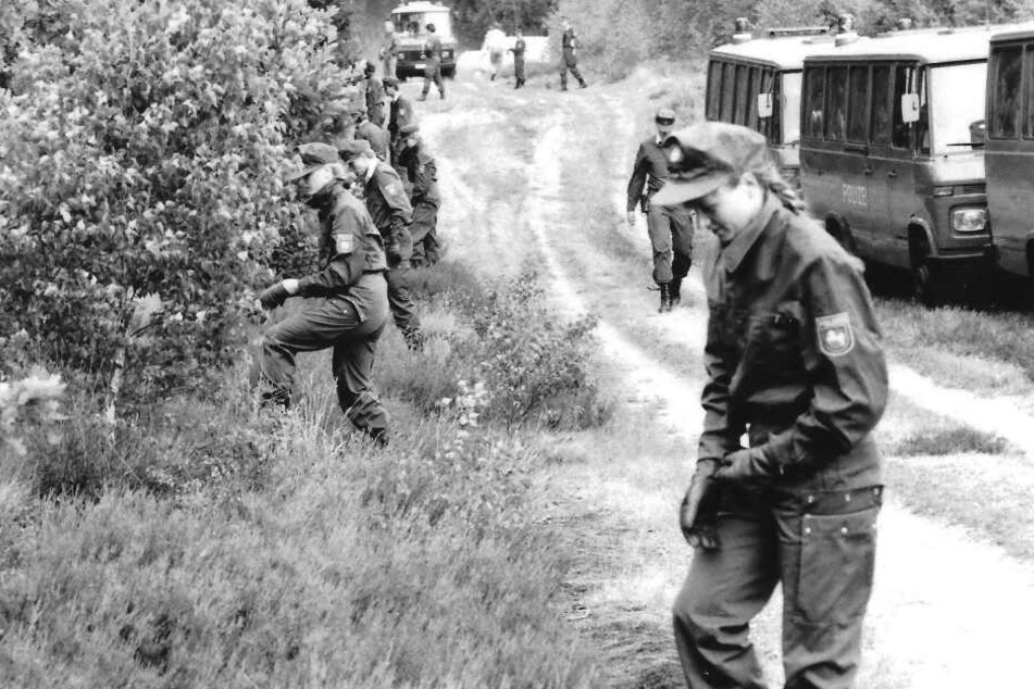 Polizisten durchsuchen den Wald in der Göhrde nach Spuren der Täter, die ein Hamburger Ehepaar getötet hatten.