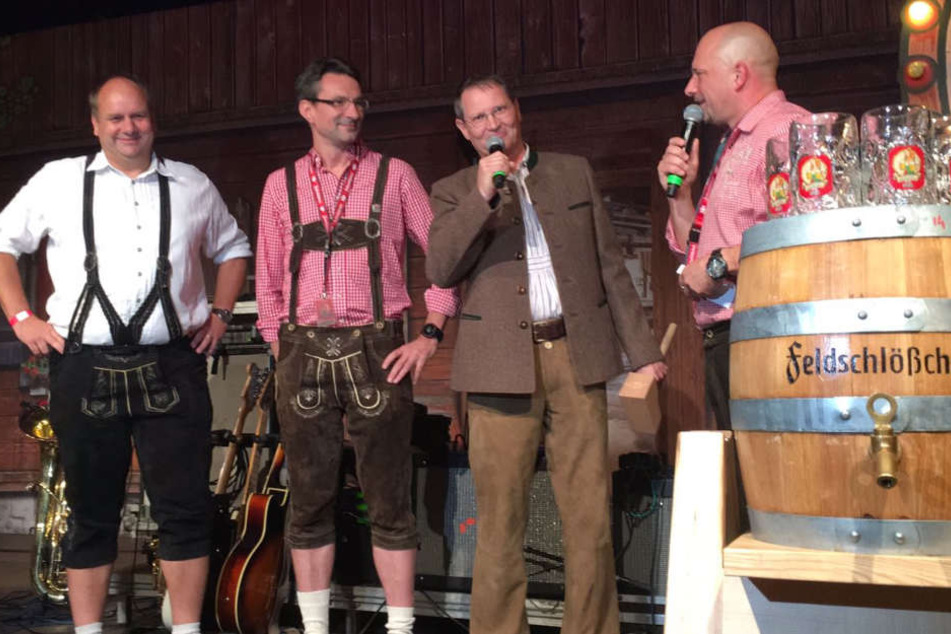 OB Hilbert (li.) und Feldi-Boss Gärtner (2.v.li.) beim Bieranstich.