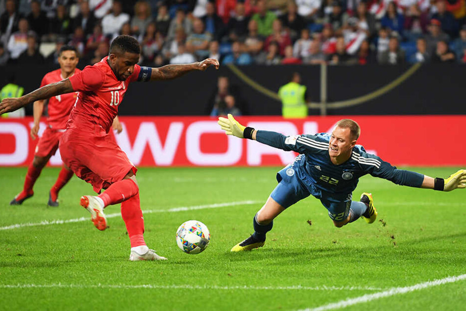 Sah beim einzigen Gegentor schlecht aus, parierte in dieser und einigen anderen Szenen aber stark: Marc-André ter Stegen (r.) gegen Perus Kapitän Jefferson Farfan (l.).