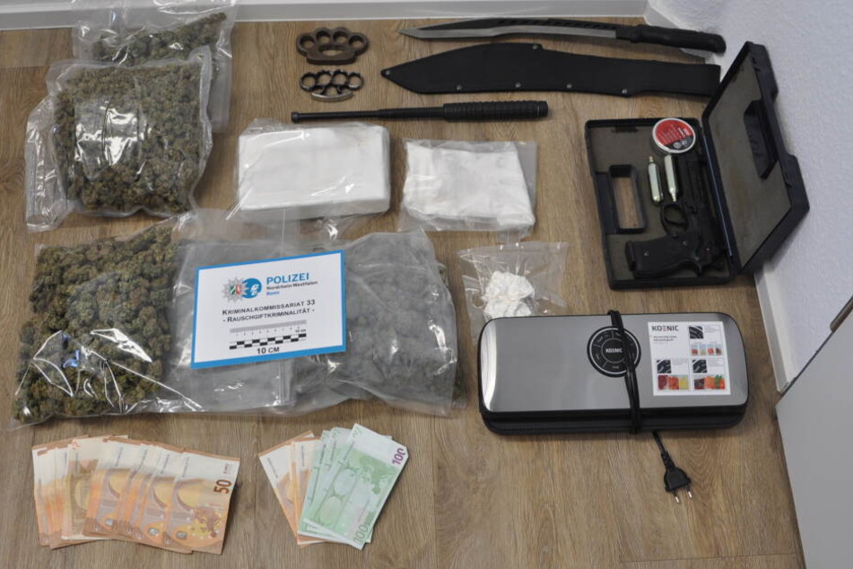 In der Wohnung eines 32-Jährigen Bonners fand die Polizei Drogen, Bargeld und Waffen.