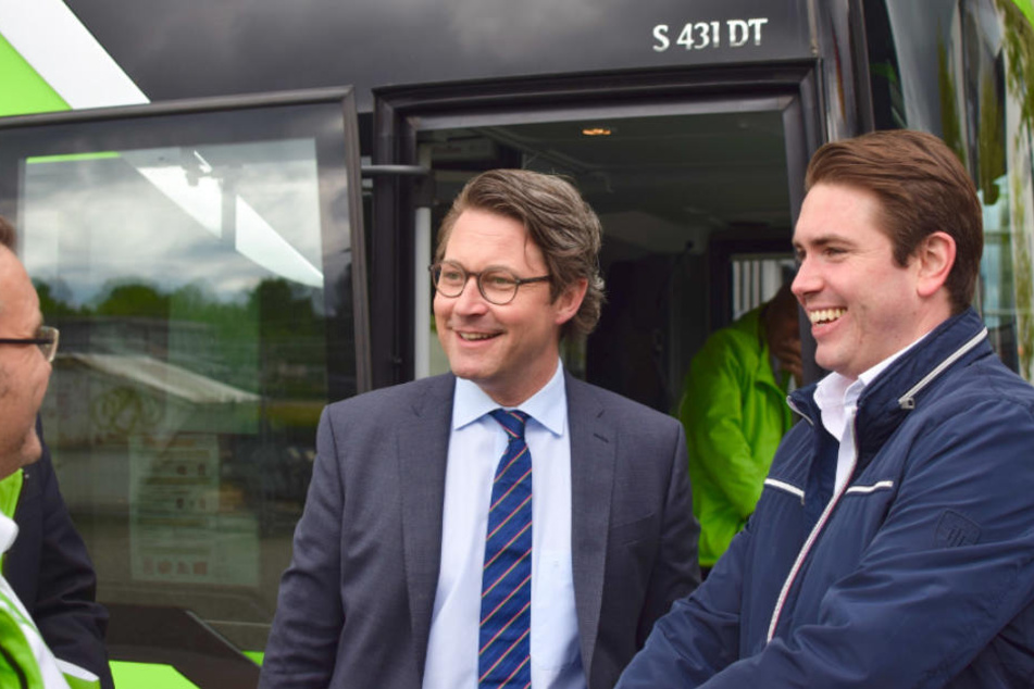 Verkehrsminister Andreas Scheuer (43, CSU) vor der Abfahrt mir FlixTrain-Chef Fabian Stenger (re.).