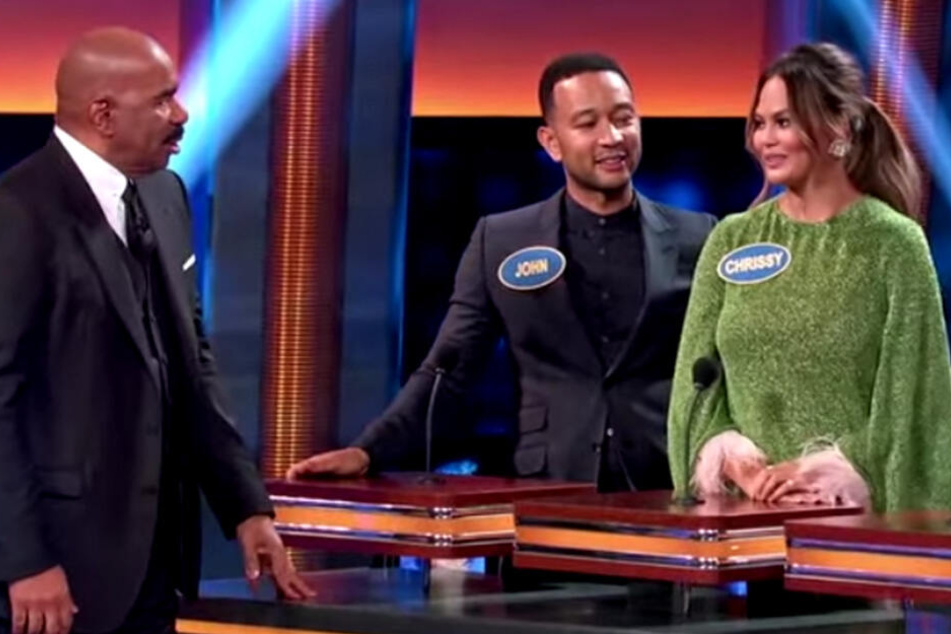 Chrissy Teigen war in einer US-Familienshow in Plauderlaune über ihr intimes Kennenlernen mit Mann John Legend.