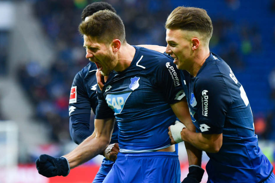 Hoffenheims Andrej Kramaric (l.) jubelt mit Dennis Geiger über ein Tor. (Archivbild)