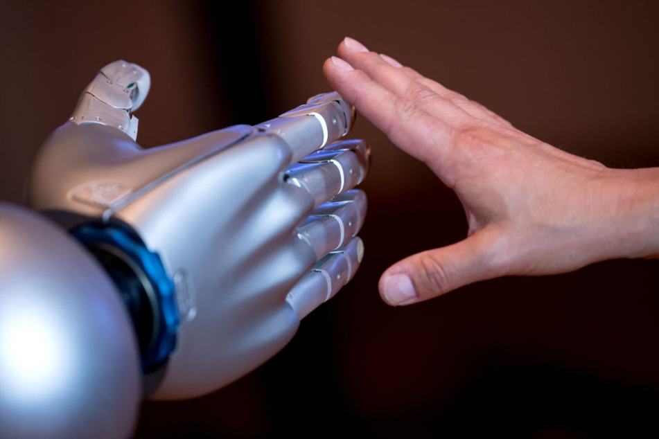 Die beiden humanoiden Roboter "Pepper" und "Peppa" werden am Mittwoch im August-Stunz-Altenzentrum vorgestellt.