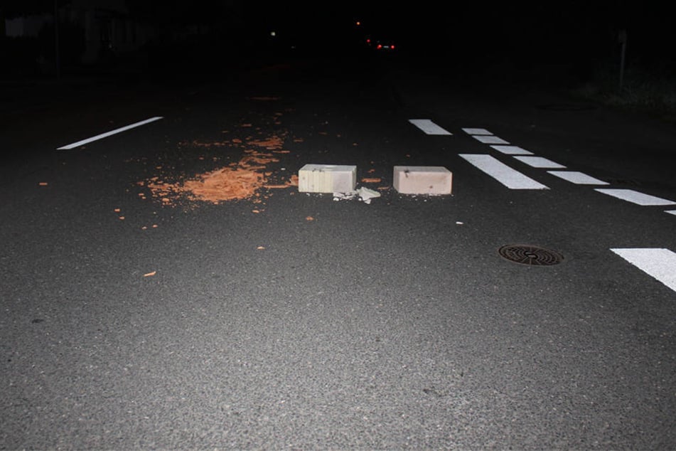 Mehrere dieser Mauersteine und Dachziegel lagen auf der Haller Straße in Gütersloh-Isselhorst.