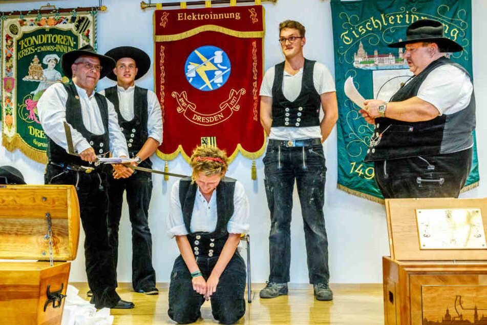 Freisprechung von Gesellinnen und Gesellen im Altmarkt-Forum. Dazu gehört auch die traditionelle "Freischlagung" des Gesellen.