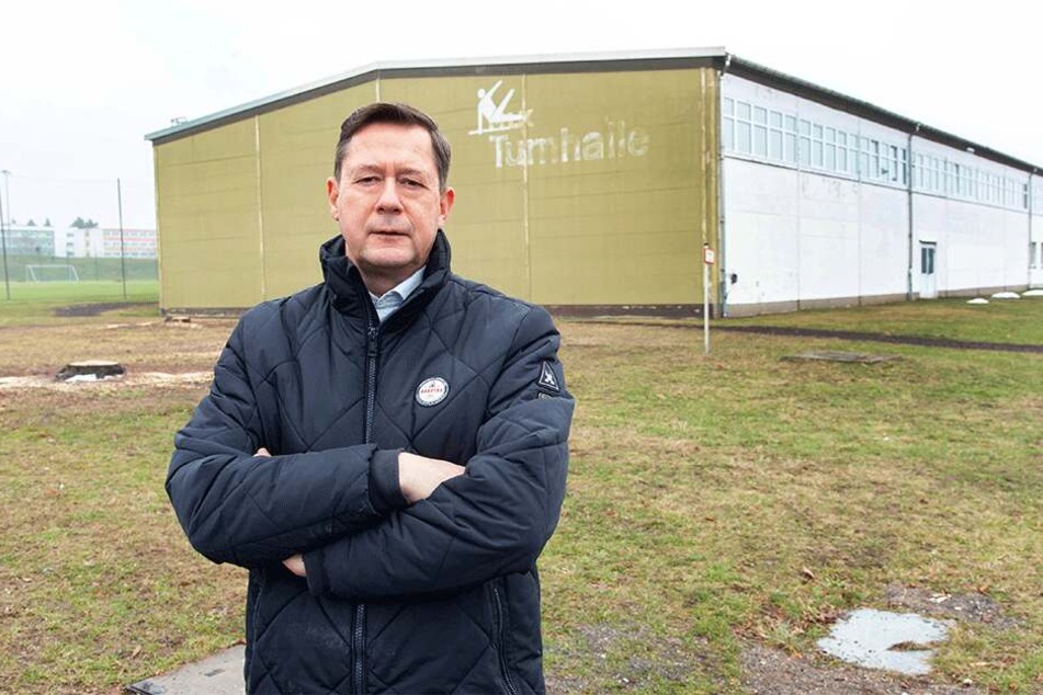 Hier muss saniert werden: Stadtrat Andreas Schmalfuß vor der großen Kunstturnhalle im Sportforum.