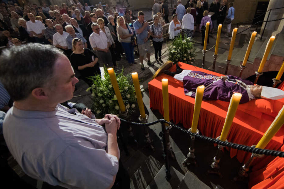 Der verstorbene Kardinal Meisner ist in der Basilika St. Gereon aufgebahrt.