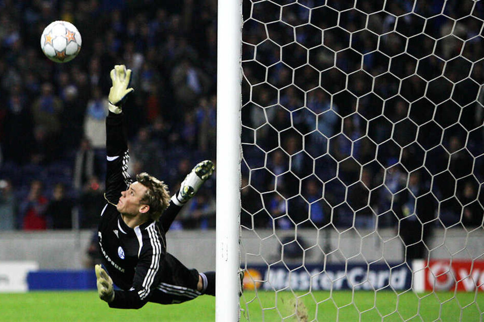 Ein Spiel, das Manuel Neuer in die Weltspitze aufsteigen ließ: Im Champions-League-Achtelfinal-Rückspiel beim FC Porto hielt der damals 21-Jährige unter anderem zwei Elfmeter.