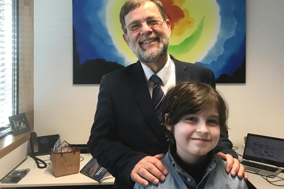 Der neunjährige Laurent aus Amsterdam mit seinem Professor Peter Baltus.