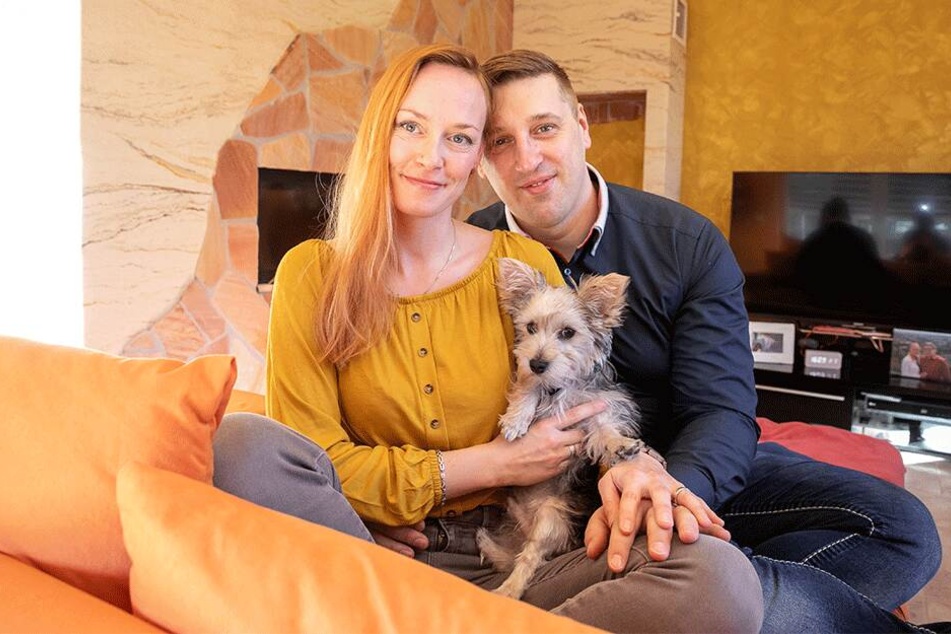 Rico Rudolph (38), seine Frau Daniela (36) und Familienhund Rudi genießen ihr gemeinsames Familienglück.