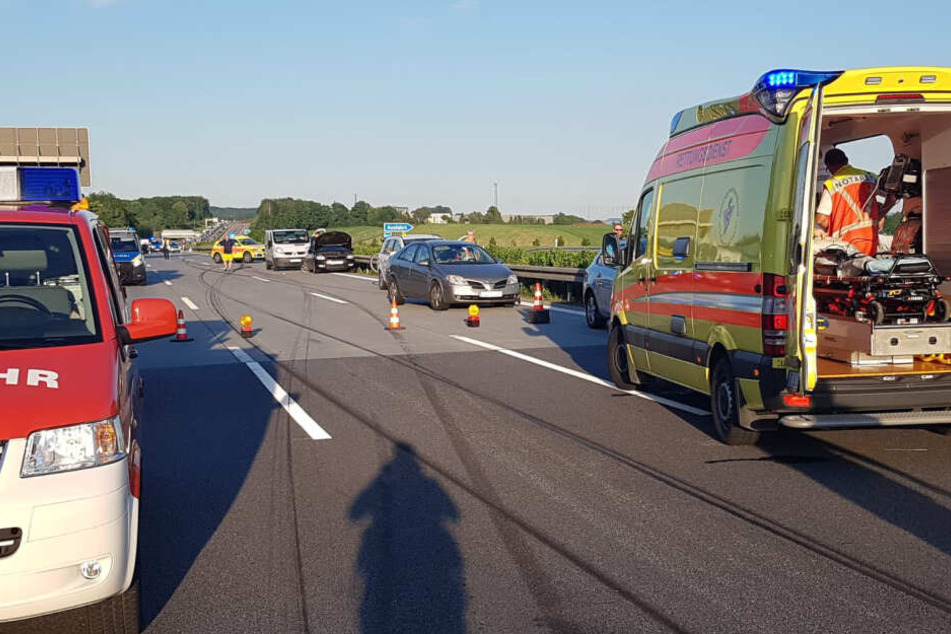 Das Auto krachte in Höhe der Anschlussstelle Hohenstein-Ernstthal gegen die Mittelleitplanke.