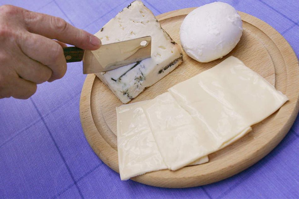 Ein Stück Gorgonzola, ein Bällchen Mozzarella und drei Scheibletten: