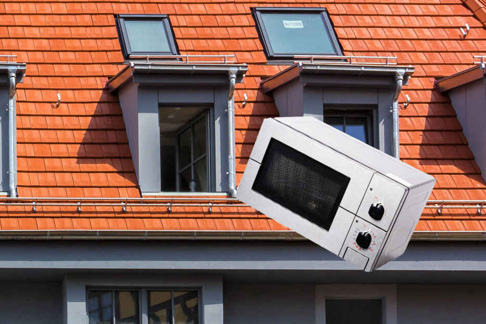 In Paderborn warf ein Betrunkener einen Mikrowellenofen aus dem Fenster. Ein getroffener Autofahrer kam mit dem Schrecken davon.