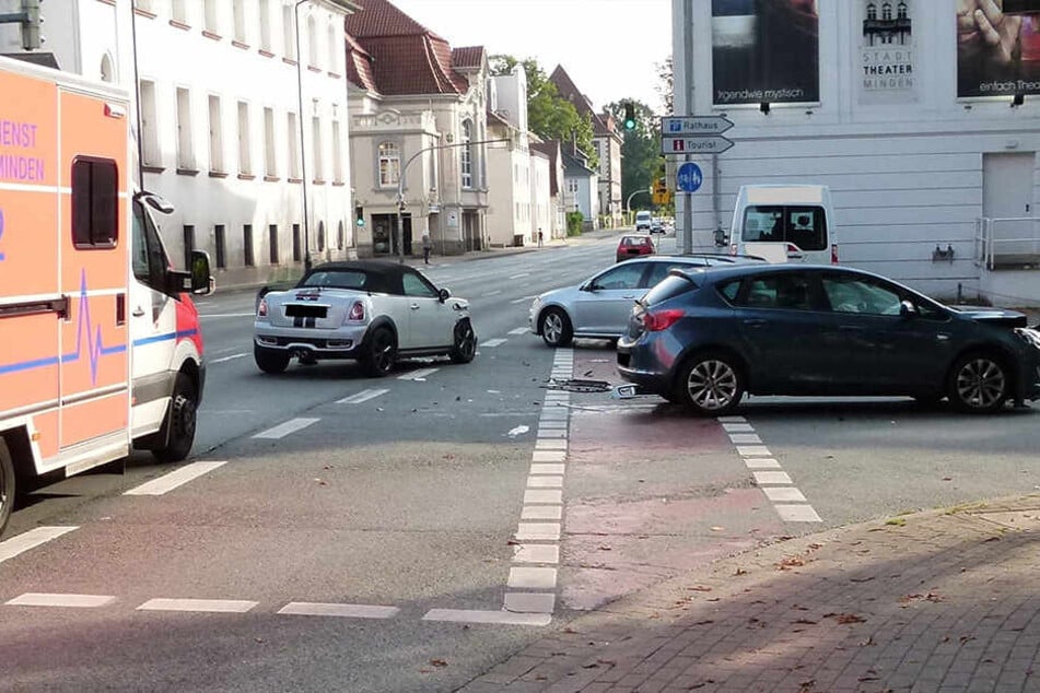 Der Mini-Fahrer übersah im Gegenverkehr einen Opel.