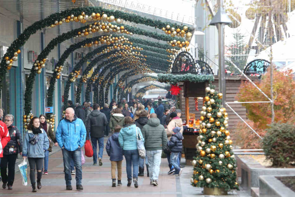 Weihnachtsstimmung: Das "Chemnitz Center" ist geschmückt und hat 40 Weihnachtshütten, auch kostenloses Knüppelbrot gibt es.