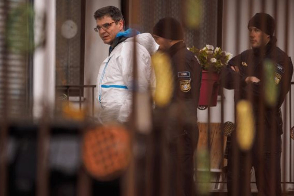 Polizisten der Spurensicherung und des Unterstützungskommandos (USK) bei der Durchsuchung des Grundstücks in Bayern.