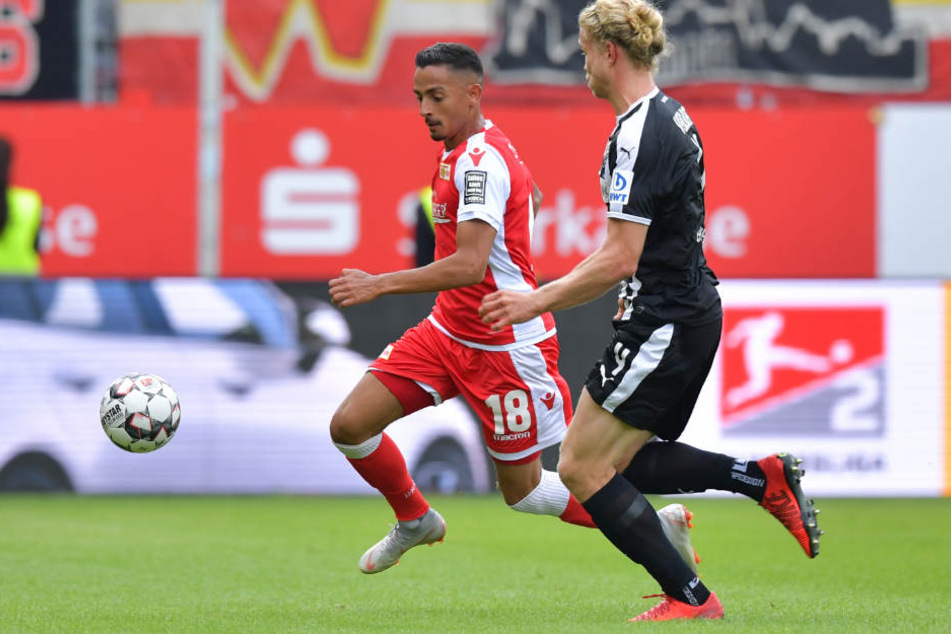 Berlins Kenny Prince Redondo (l.) und Sandhausens Jesper Verlaat kämpfen um den Ball.