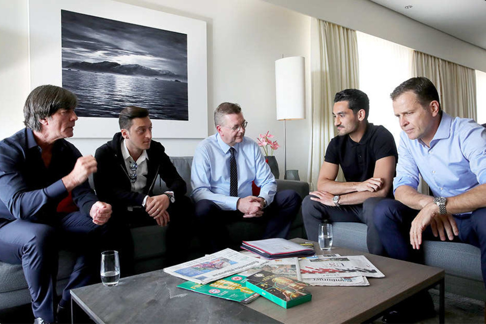 Mesut Özil (Zweiter von links) und Ilkay Gündogan (Zweiter von rechts) sind weiterhin Streitthema.