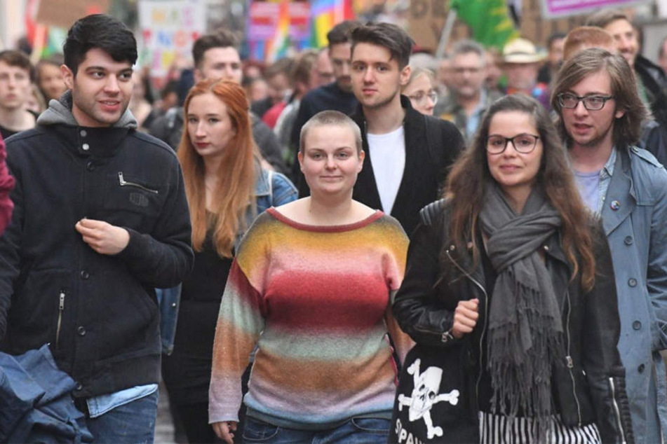 Nach der Kundgebung am Rathaus zieht die Pader-Pride Veranstaltung hier gerade durch die Innenstadt von Paderborn.