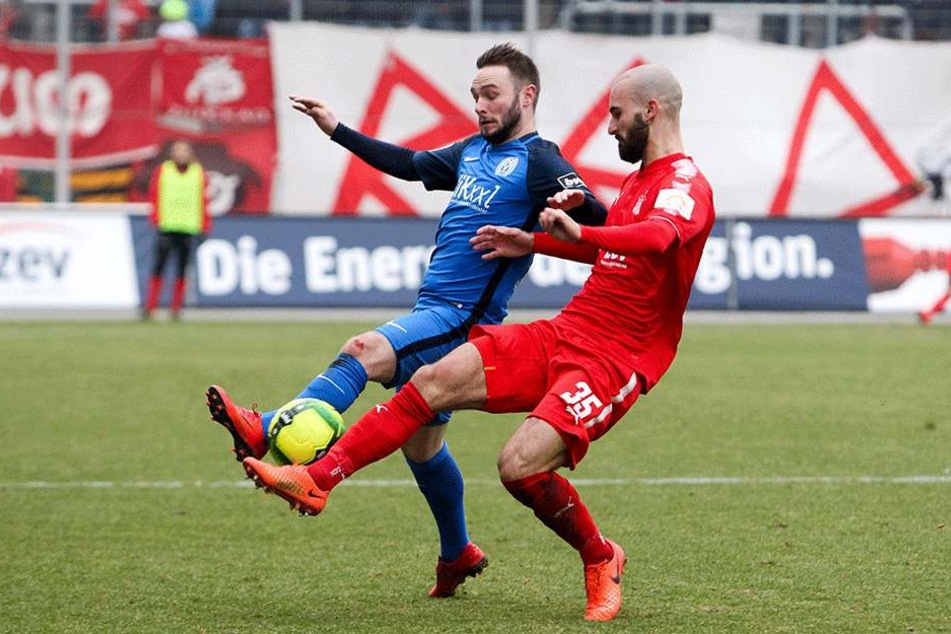 Nico Antonitsch (r.) im Synchron-Zweikampf mit Meppens Marius Kleinsorge. Der Innenverteidiger des FSV ist überzeugt: "Die Niederlage wirft uns nicht um."